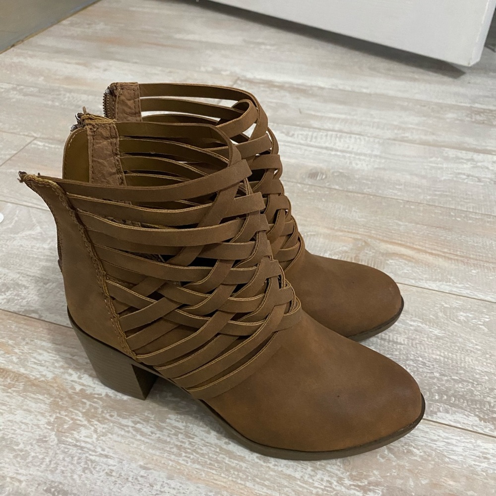 Cute booties 🌺 - Picture 2 of 12